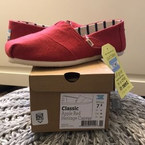 TOMS Apple Red Heritage Women’s Classics 7.5 NWT